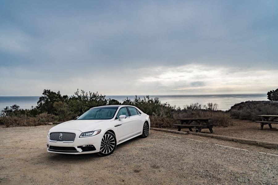  Lincoln Continental Black Label 2017 года  (фото 17 из 27)